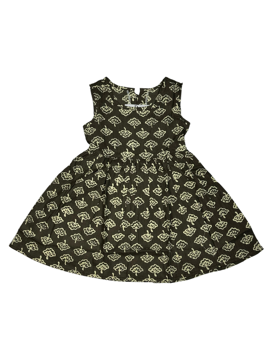 Chic Black & White Sleeveless Dress – Elegant & Timeless